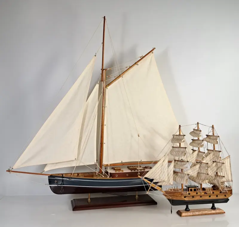 Set van 2 houten modelzeilschepen met zeilen – kavel bij De Kringwinkel, Turnhout