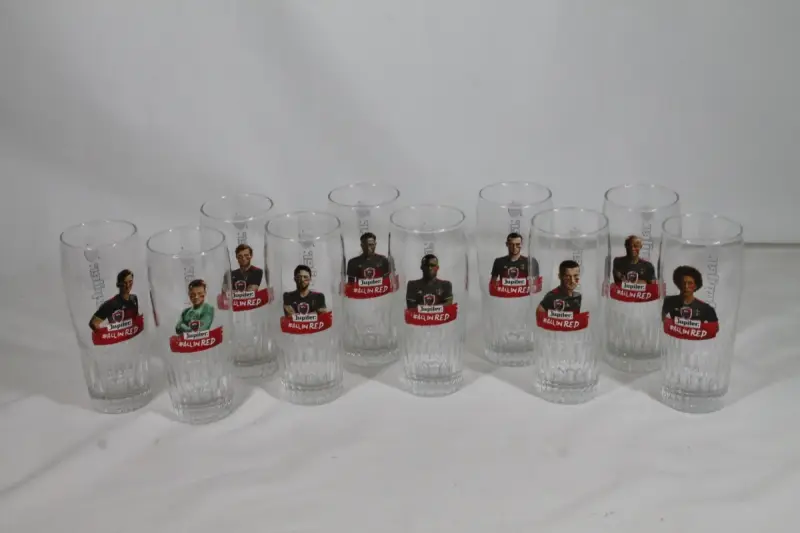Set van 10 glazen met voetbalspelers en Jupiler logo – kavel bij De Kringwinkel, Brecht