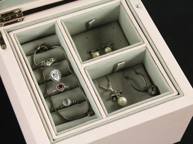 Lot Pandora sterling zilveren juwelen in Pandora juwelendoos – kavel bij De Kringwinkel, Antwerpen