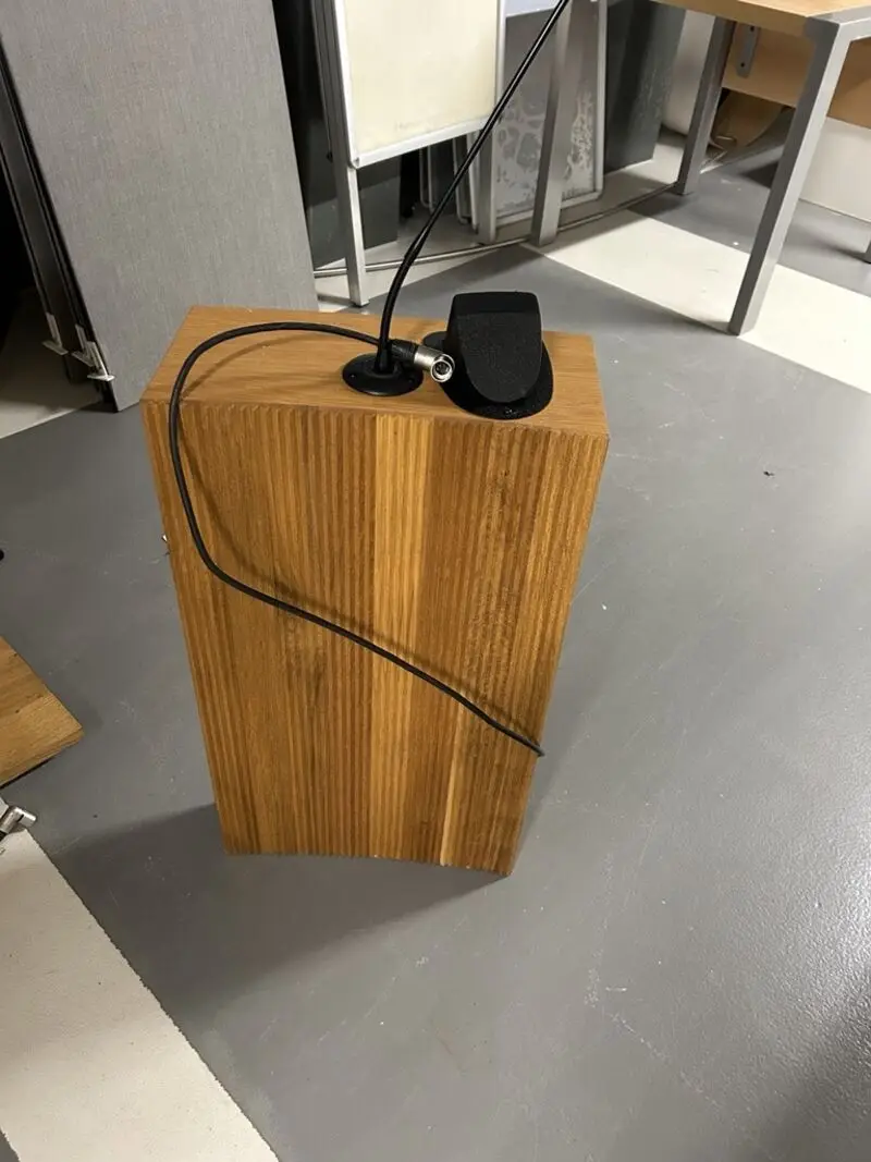 Lockerkasten, vergadertafels en spreekgestoelten – veiling bij Domeinen Roerende Zaken, Zwolle