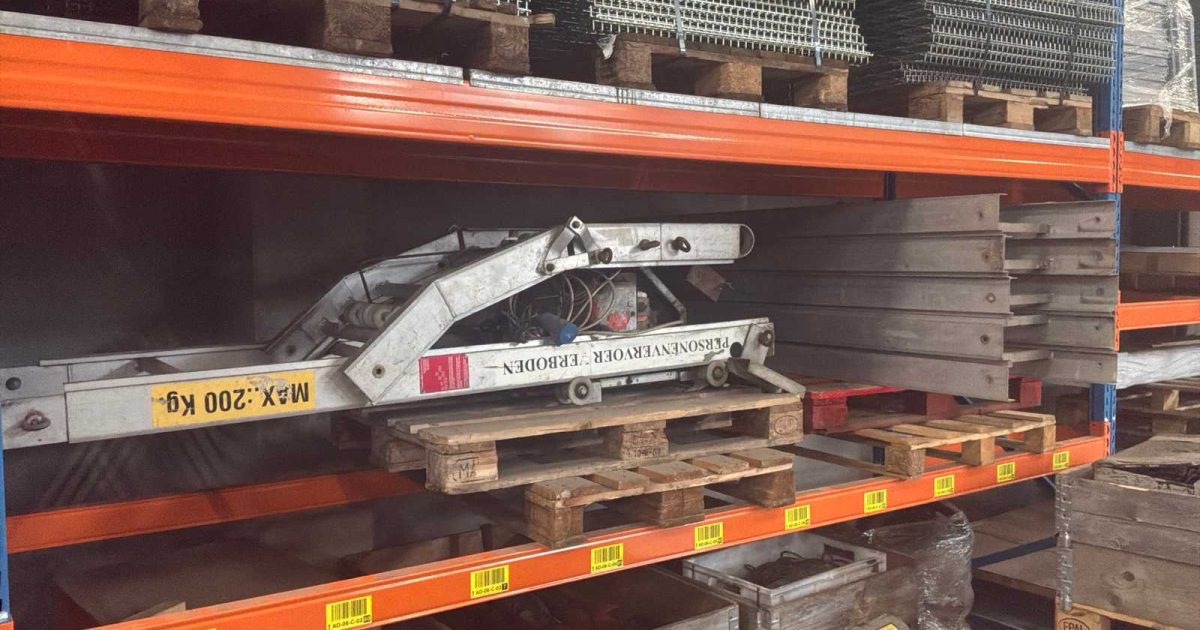 Palletstellingen, palletwagens, handgereedschap in Zottegem – veiling sluit 27 okt